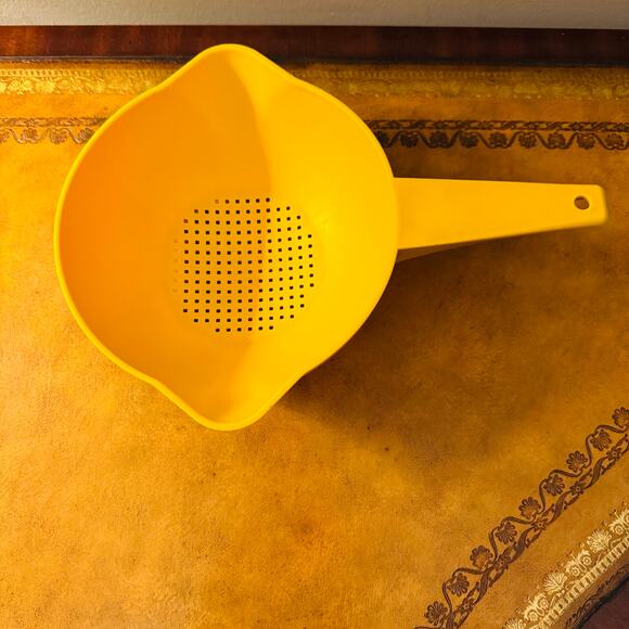 Tupperware Colander 1 Qt Yellow Footd Strainer Sieve Vegetable Drainer Retro 70s - Picture 1 of 5